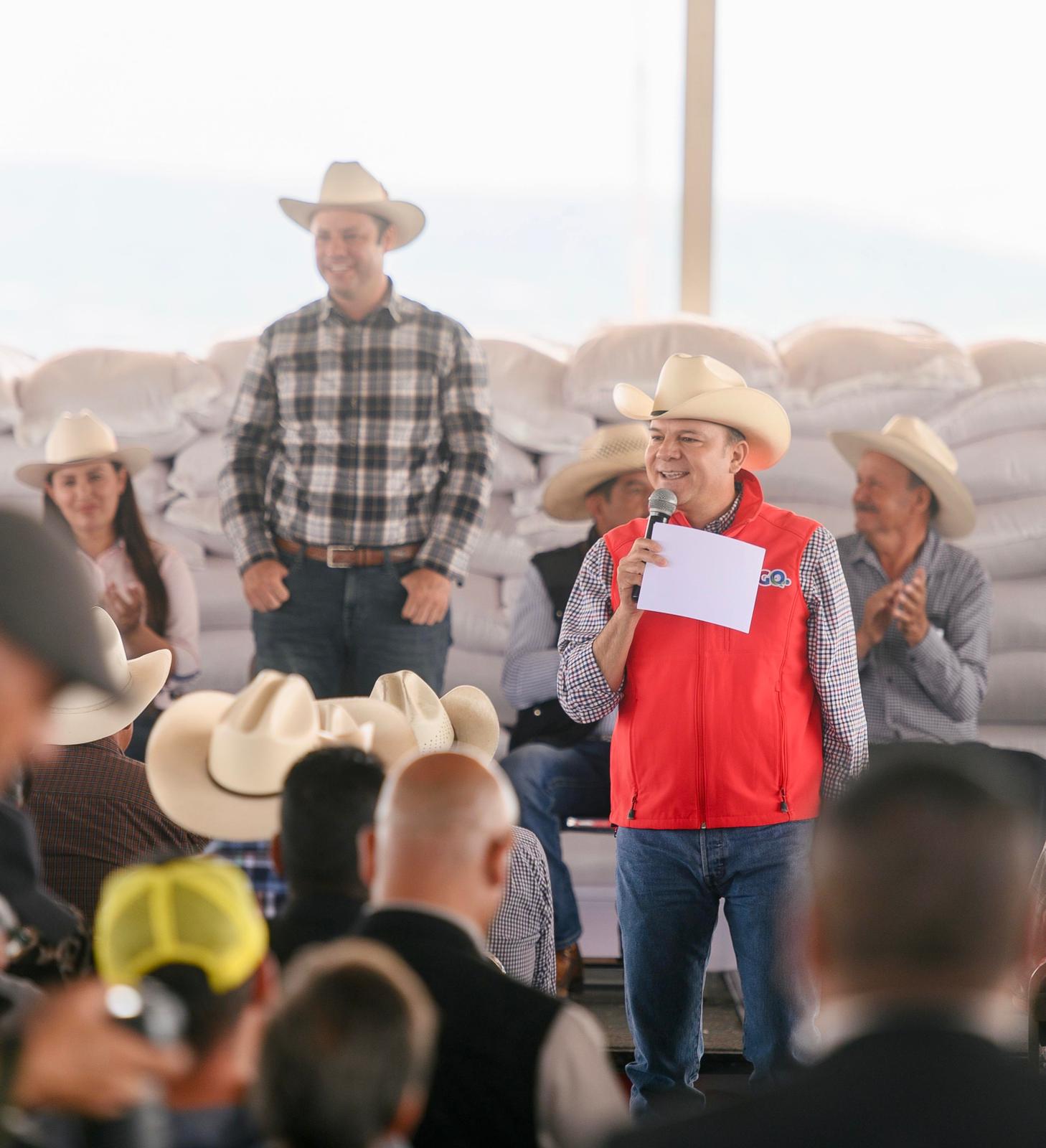 Semilla de avena también para Santiago Papasquiaro; lleva Esteban apoyos a la gente trabajadora del campo.