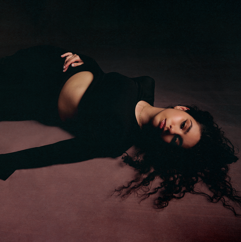 Alessia Cara regresa con “Dead Man”, ya disponible en plataformas digitales.