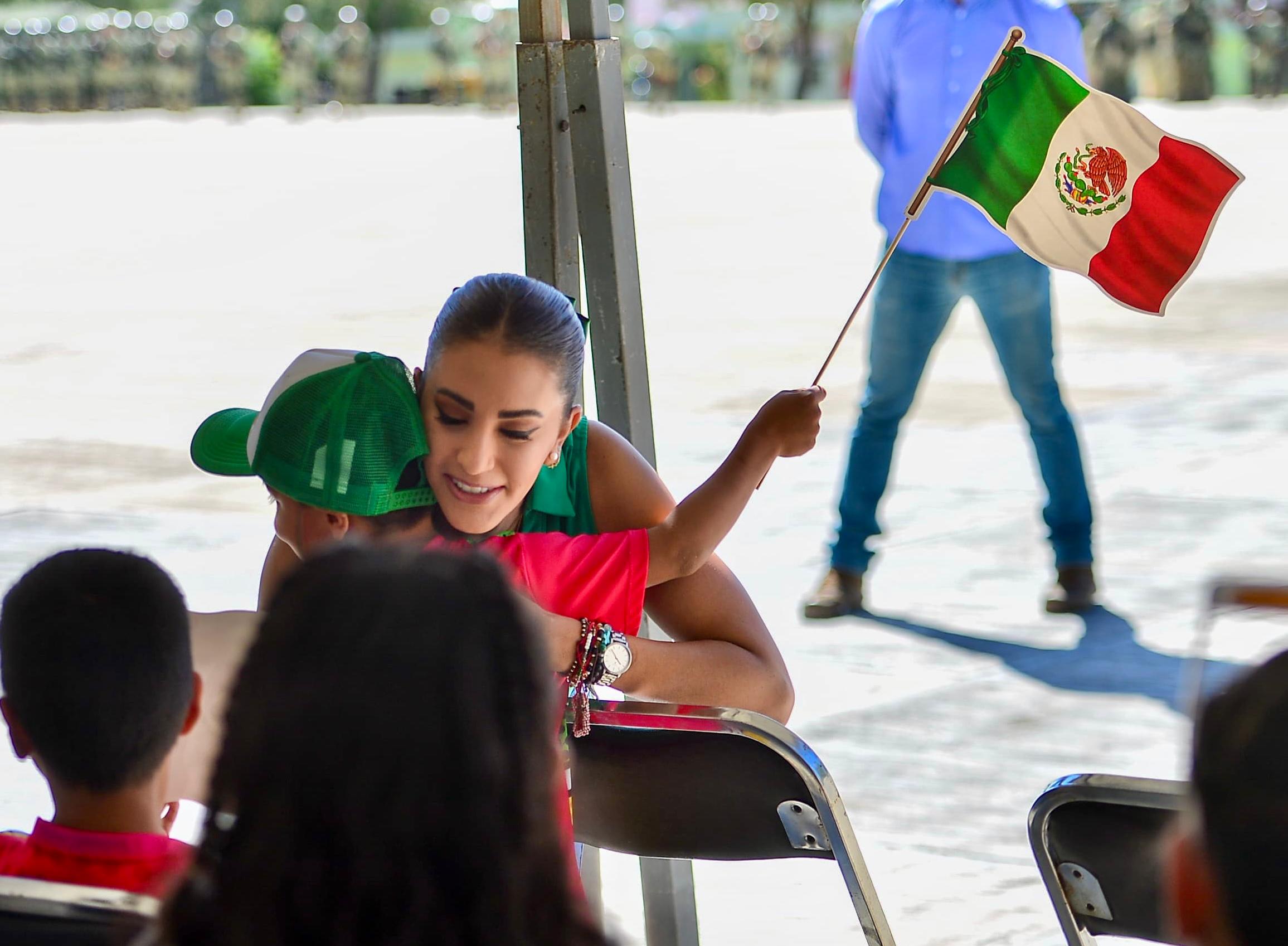 Junto a Marisol, niños de Casa Hogar y Centro Mi Casa celebran la Independencia en el Campo Militar.