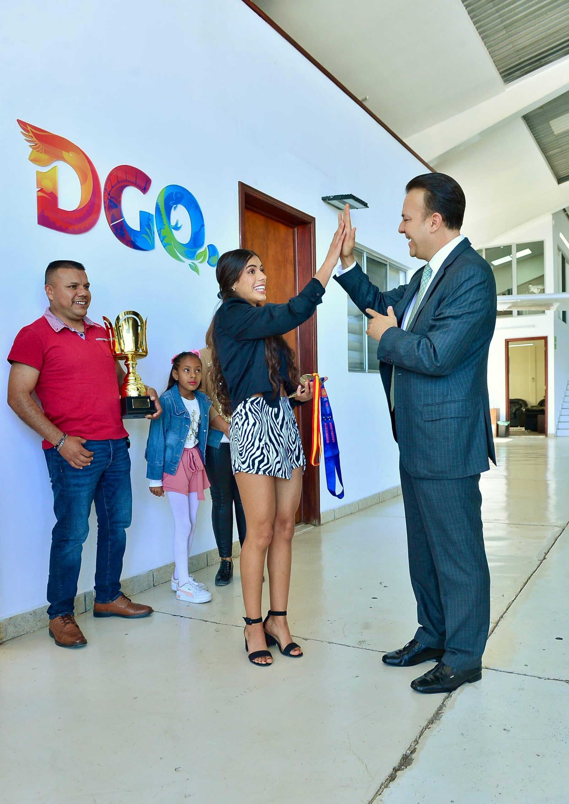 Durango es tierra de campeones; reconoce Esteban a Valeria Amparán, ganadora del mundial de boxeo juvenil.